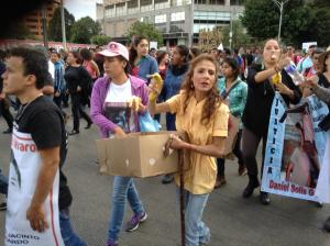 Raquel Coto regalando platanos