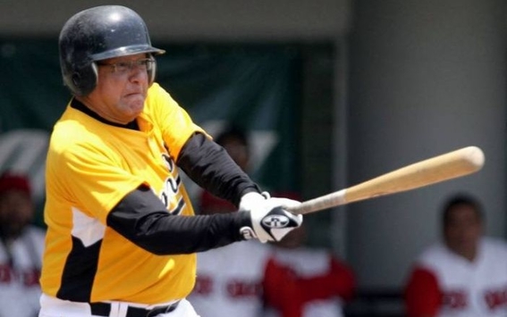 amlo-toma-una-pausa-para-jugar-beisbol-foto-medium